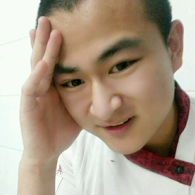 人潮拥挤的第一张照片--青岛相亲服务中心